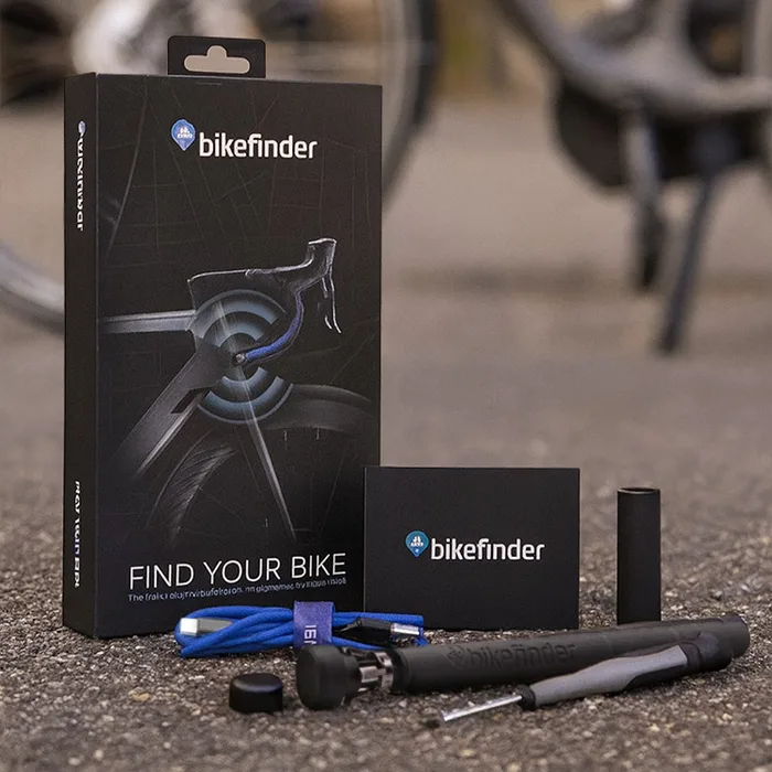 BikeFinder GPS-tracker i förpackning med monteringsverktyg, framför en cykel