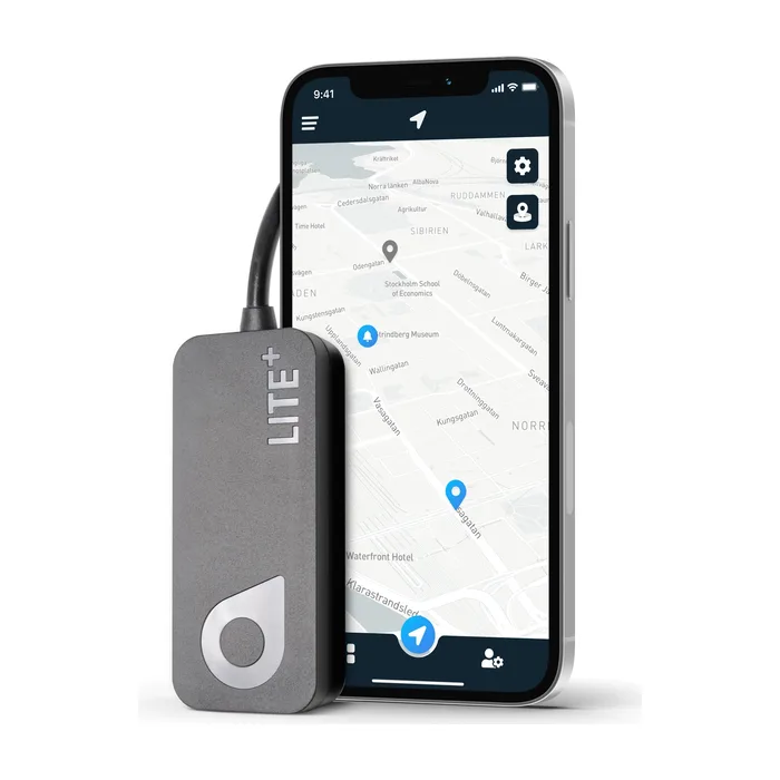 Swetrack Lite+ GPS-tracker med kabel bredvid en mobil med spårningsappen